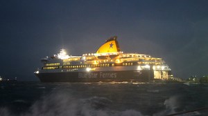 Η «μάχη» του Blue Star Delos με τα κύματα για να δέσει στο λιμάνι της Νάξου (video) - Mononews.gr