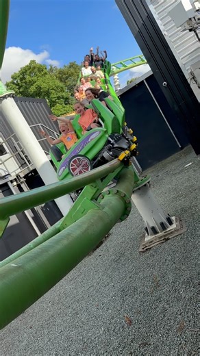 7.3K views · 6.7K reactions | Accelerator Drayton Manor Resort @draytonmanor #rollercoaster #themepark #amusementpark #ride #draytonmanor | Theme Parks Vision Art | Facebook