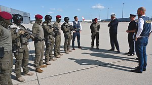 Drei Dokumentenprüfer und das EKO Cobra unterstützen das österreichische Krisenteam und wurden nach Taschkent, Usbekistan, entsandt. Vielen Dank für euren Einsatz - kommt wieder gesund nach Hause! | BMI - Bundesministerium für Inneres