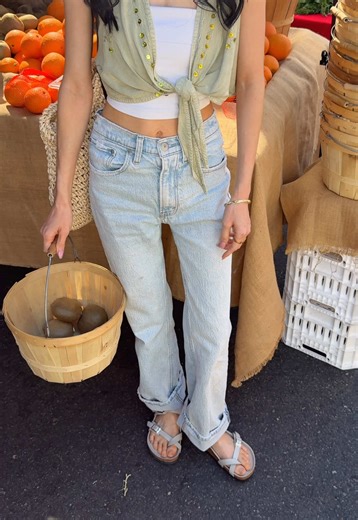 Spring is blooming in California which means slow mornings at the farmers market 🌞🍓🥕 @BIRKENSTOCK USA #ad