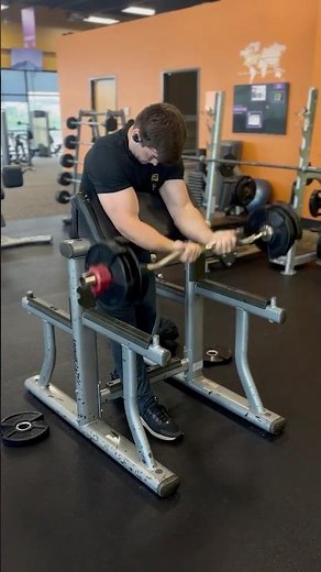 This is how to properly use the preacher curl machine #biceps #preachercurls