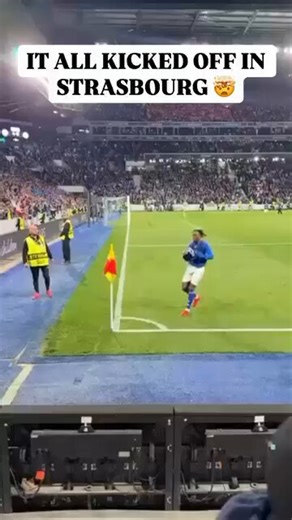 Een hoop overspannen Bokito’s en één gentleman bij het opstootje na Strasbourg-Mainz. De nummer 8 van Mainz, Paul Nebel, heeft als enige oog voor een fotograaf die ondersteboven is gelopen door de ruziënde spelers en helpt hem overeind.