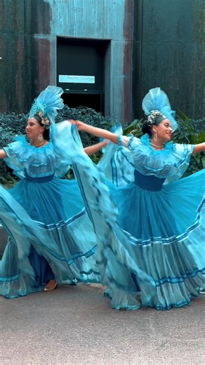 In the days leading up to Carnival, let yourself be surprised by a truly enchanting experience. Visit the Aquarium and discover this stunning Carnival-themed exhibition—an original and imaginative display where color, tradition, and creativity come together in a magical setting. A must-see before the Carnival festivities begin. ⸻ En los días previos al Carnaval, déjate sorprender por una experiencia verdaderamente encantadora. Visita el Acuario y descubre esta espectacular exposición con temátic