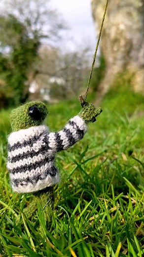 ☀️🪁 I hope this brings you a sense of calm, or just a bit of an escape. #knittedfrog #frogandtoad | India Rose Crawford