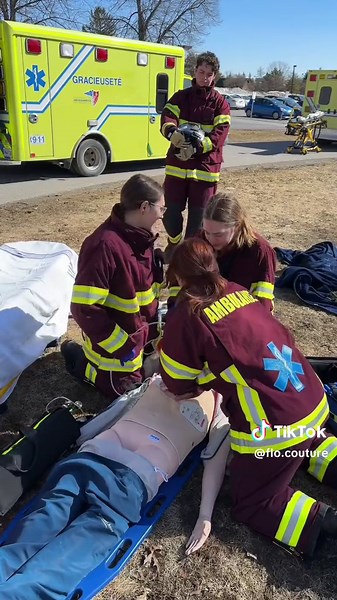 simulation of a cardio-respiratory arrest of a firefighter 👨‍🚒❤️‍🔥 #paramedic #soinsprehospitaliersdurgence #SPU #paramedicstudentlife #paramedicsoftiktok #paramedicstudenttime #paramedicstudent #soinsprehospitalier #ambulance