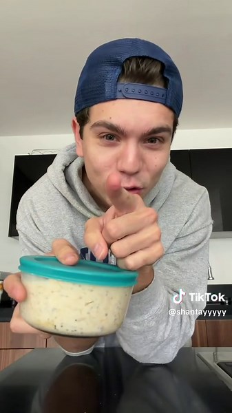 Mi desayunito de prisa en la mañana🫰🏻🏃🏻‍♂️💨 Overnight oats: -65 g de avena cruda -1 cucharada de chia -1 scoop de proteína en polvo -100g de yogurt griego -1 cucharada de mantequilla de maní -Leche de almendras #shantayyyyy #cocina #receta #avena #tutorial