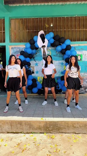 Bailes en la Escuela: Maestros y Alumnas en Acción