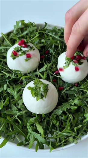 Rezept Vorspeise 1 von 7 Burrata auf Rucola mit Granatapfel, Basi...