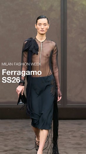 The 1920s weren’t just roaring in the arts—they revolutionized fashion, too. Women shed corsets, petticoats, and layers of constraint for sleeker, flirtier, and unapologetically festive looks. Straight-cut dresses dripping with fringe or embroidery, headbands worn across the forehead: the iconic flapper image was born, shaped by Art Deco geometry and a newfound postwar freedom. Maximilian Davis tapped directly into that energy for @FERRAGAMO’s Spring-Summer 2026 collection. The runway revived Tw