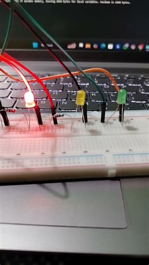 Traffic control light using Ardunio 😀😀 #arduinoproject #iot #programming #traffic #control #shorts