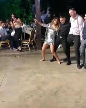 دبكة بنات وشباب اللبنانية شوفو راعية الأول😍