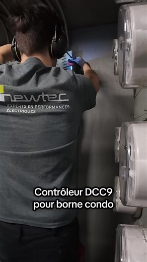 Installation d’une borne de recharge pour voiture électrique dans un stationnement souterrain d’un condo. On va installer un contrôleur de charge de type DCC9. On va regarder un peu comment ça fonctionne. Puisque c’est en multilogement, on parle d’une subvention de 50% jusqu’à 5000$. #electricien #electricite #job #travaux #service