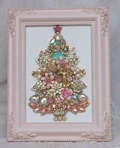 CHRISTMAS TREE made out of JEWELRY 💎 Have you ever seen one of these before? Get one here (aff)-->http://shopstyle.it/l/ei4a . | My Heavenly Recipes
