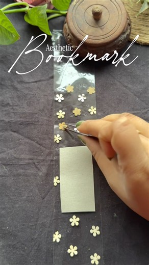 Easiest aesthetic bookmark idea ✨🫰🏻 #diy #bookmark #aesthetic #easy #shortsfeed #shorts