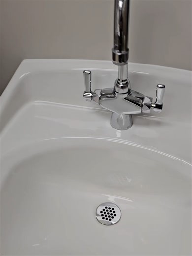 The differince of chicago spouts #fyp #plumbing #howto #diy #tipsandtricks