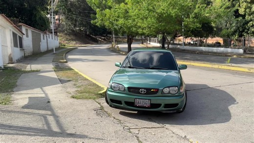 Toyota Corolla: Un Vistazo a su Eficiencia y Estilo
