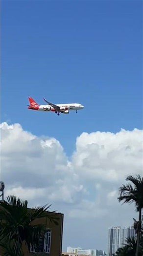 máy bay vun vút phóng trên nóc nhà