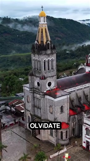 🇲🇽🌿 ¿Sabías que en México existe un pueblo donde la neblina cubre las montañas, las cascadas se esconden entre la selva y las calles parecen sacadas de un cuento mágico? 😍✨ 📍 Cuetzalan, Puebla, es un destino lleno de naturaleza, cultura y paisajes increíbles que muy pocos conocen. ¡Un verdadero paraíso escondido que tienes que descubrir! 🤯🌊 💚 ¿Con quién te gustaría visitar este lugar? Etiqueta a esa persona y guarda este video para tu próximo viaje. 👇✈️ #Cuetzalan #PueblaMexico #Lugares
