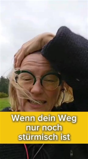 🌧 Regenphasen fühlen sich selten gut an, aber genau dort steckt die Wahrheit. Wenn du spürst, statt wegzudrücken, öffnet sich ein Raum, den du mit Denken allein nie findest. ⛅️Unser Körper spricht in Bildern, Empfindungen, Wetterlagen. Und genau diese Signale zeigen dir, was gehen will und was wachsen will. Deshalb ist Fühlen kein Drama, sondern Orientierung. Damit du diese Weisheit nutzen kannst, öffne ich dir heute etwas Sehr Exklusives: Eine Übung, Teil meiner Ausbildung Dragonfly – die krea