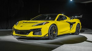 The 2025 Chevrolet Corvette ZR1 Coupe and Convertible Come in 10 Amazing Colors