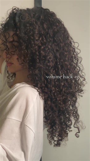 Achieve Voluminous Curls and Fix Flat Roots