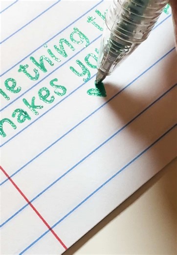 A glitter pen always brings a smile to my face. What’s one thing that makes you happy? 🤩