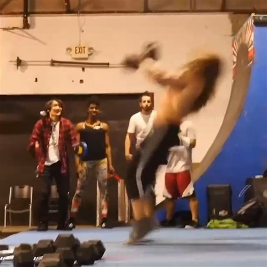 Backflipping with dumbbells 💪 | Jujimufu