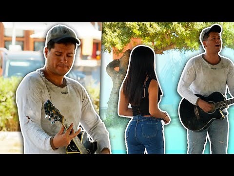 Vive en la calle y no tiene familia. Pero canta como un Ángel