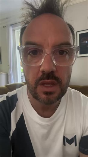 😅 Quand les enfants reviennent de classe verte avec… un vocabulaire inattendu Dans sa dernière vidéo Insta, @jarrytypique partage un moment de vie aussi drôle que gênant : ses enfants lui lancent une question innocente... à base d’un mot fraîchement appris en colo – mais pas vraiment dans le dictionnaire scolaire. 🎒 Et là, comme tous les parents : il improvise. Tant bien que mal. 👉 Une scène hilarante et bien réelle, entre innocence enfantine et panique adulte. #Jarry #VieDeParent #ClasseVert