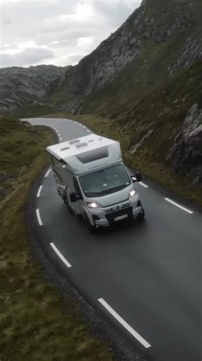 🔥 LAUNCH: Die neuen CROSSCAMP EXPDN Modelle! ➡️ Viel Raum für deine Abenteuer Crew ➡️ Teilintegriert auf Peugeot Boxer ➡️ Markanter Look in Expedition Grey Highlights: 🔹 Zwei Einzel- oder Doppelbetten im Heck Hubbett vorne über der Dinette für deine Crew 🔹 Großzügiges Raumbad mit Spa-Feeling und separater oder integrierter Dusche 🚿 🔹 Gourmet-Küche für echte Foodies mit großem Kompressor-Kühlschrank und 2-Flammen-Gasherd 🍳 🔹 Riesige Heckgarage für Bikes & Boards mit Zugang von beiden Seite