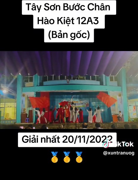 Tây Sơn Bước Chân Hào Kiệt (Giải nhất 20/11/2022) 🥇 Nếu như các bạn chưa biết, thì đây chính là bản gốc được kế thừa từ các anh chị 2k2 trường mình và mình cũng chính là biên đạo của tiết mục thành công này. Đây là video mình reup lại vì trên nền tảng này có thể các bạn vẫn chưa biết đây là bản gốc và nhiều bên tự nhận là tự biên ra nên mình cũng hơi buồn. Mong mọi người đón nhận nó thêm 1 lần nữa nhé ♥️♥️♥️ #hocsinh #múa20_11 #xuhuong #taysonbuocchanhaokiet #bangoc