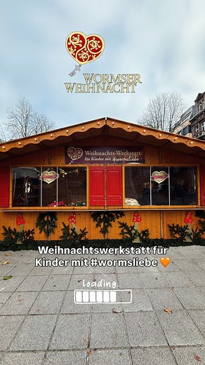 ✨ Die Wormser Weihnachtswerkstatt ist bereit! ✨ Heute haben unsere Kolleginnen aus Abteilung 3.22 Messen und Märkte gemeinsam mit viel #wormsliebe die Weihnachtswerkstatt für Kinder liebevoll dekoriert – vielen Dank dafür! 🎄💛 🎁 Ab Freitag geht’s los: Dann warten täglich am Nachmittag kreative Mitmachaktionen – natürlich kostenfrei! 📍 Die Weihnachtswerkstatt ist zurück auf dem Parmaplatz! Vom 21.11. bis 23.12. verwandelt sich der Platz zwischen den beiden Verkehrshäuschen wieder in eine bunte