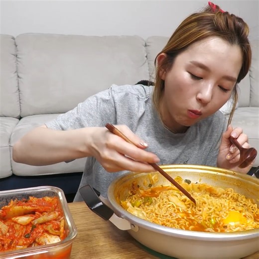 Real Mukbang) Spicy Ramyun with Egg, Rice Cake, Mandoo!! (ft | Formula 1 Team Fan