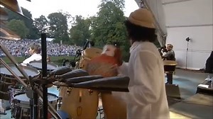 Os Gipsy Kings é um grupo musical composto por ciganos que tocam rumba flamenca, um estilo musical variante do flamenco tradicional. Foi formado em 1979 na cidade de Arles, na França. Ganharam grande notoriedade com o seu álbum Gipsy Kings (1987), no qual havia vários sucessos do grupo, como "Djobi Djoba", "Bamboleo" e "Un Amor". A música "Volare", no seu segundo álbum Mosaique, é uma versão do hit "Nel Blu Dipinto Di Blu", do italiano Domenico Modugno. Os Gipsy Kings foram e ainda são enormemen