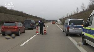 Auf der A71 bei Erfurt ist am Mittwoch ein Lkw auf einen SUV gekippt. Drei Menschen wurden bei dem Unfall schwer verletzt. Die Autobahn zwischen Bindersleben, Thuringen, Germany und Erfurt-Gispersleben, Thuringen, Germany musste elf Stunden lang gesperrt werden. | MDR Thüringen