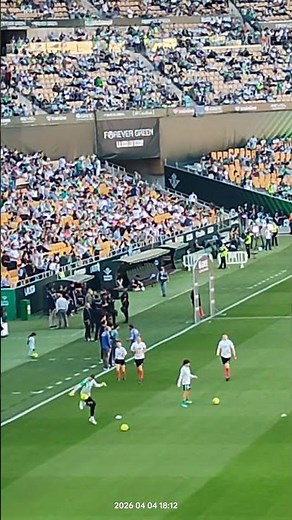 Cuadra Fernández y asistentes, carreras en previa de Betis-Espanyol! #realbetis #rcdespanyol #soccer