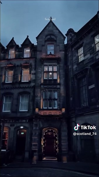 this is Scotland city of UK this city so beautiful and Scotland is my favorite country 😍❤️🏴󠁧󠁢󠁳󠁣󠁴󠁿🏴󠁧󠁢󠁳󠁣󠁴󠁿🏴󠁧󠁢󠁳󠁣󠁴󠁿 #scotlandforever #scotlandtiktok #edinburghcastle #harrypotter #highlander