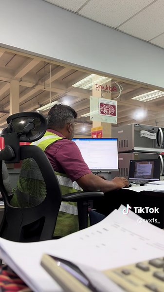 Cockroach prank on my boss. I had to…he gave the best reaction 🤷🏽‍♀️ @Aravin