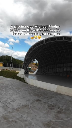 Vem que vem que vem nadando! 🏊🏻 A piscina olímpica usada por Michael Phelps na Olimpíada Rio 2016 acaba de ser instalada no Parque Oeste. A estrutura que marcou a história das principais competições mundiais de natação e esportes aquáticos que rolaram na cidade, agora vai integrar o futuro polo esportivo do parque em Inhoaíba. Em breve essa área vai estar liberada pra geral curtir e aproveitar muito. Fala aí: a Zona Oeste merece ou não merece? | Prefeitura do Rio de Janeiro