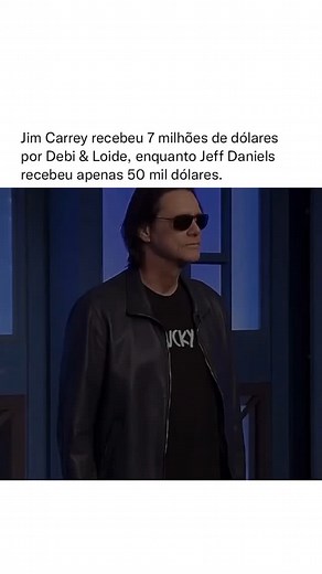 Em 1994, Debi & Lóide (Dumb and Dumber) estreou como uma comédia que se tornaria cult, mas nos bastidores, a disparidade salarial entre os protagonistas foi notável. Jim Carrey, impulsionado pelo sucesso de Ace Ventura, negociou seu cachê de US$ 350 mil para impressionantes US$ 7 milhões, tornando-se o ator de comédia mais bem pago da época. Por outro lado, Jeff Daniels, conhecido por papéis dramáticos, foi inicialmente rejeitado pelo estúdio para o papel de Harry Dunne. Mesmo com a resistência,
