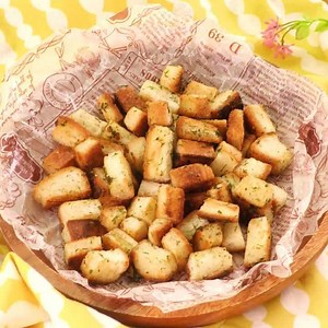 サクサク止まらない♪ パン耳コンソメラスクのレシピ動画・作り方 | デリッシュキッチン