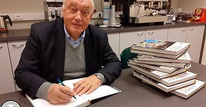 Oud-speler Eendracht Aalst Paul Van Himst signeert 50 jubileumboeken
