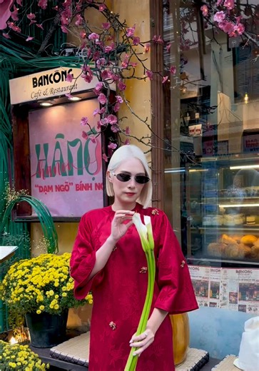 Nắng nghiêng vai, nhuộm hồng tà áo. Em nghiêng đầu, liệu có làm ai thương?#aodaitet