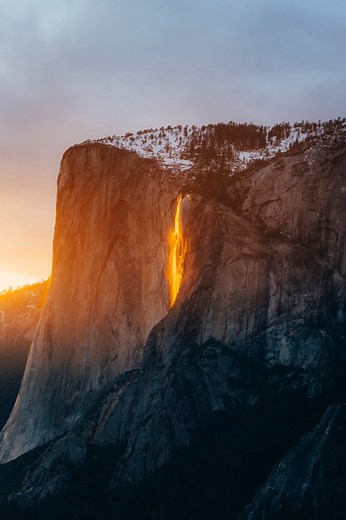 I chased Firefall last night for the first time in 4 years, and got extremely lucky with the conditions. What looked to be a washed out evening ended up being one of the best Firefall scenes I’ve seen yet. Even with some passing rain, the conditions aligned perfectly. If you’re coming out to see it this year, check out @firefallranch, literally named after this epic event, and my favorite hotel in all of California. By far the best place to stay 🛏️ For those who don’t know what this is: A few w
