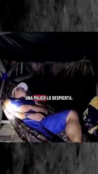 Hombre Aterrado Acompañado Por Mujer de Rojo en Bosque