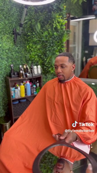 True Life: I'm A Lady Barber in Chicago