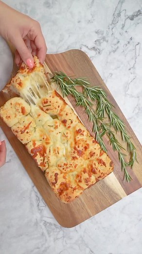 Delicious Cheesy Garlic Herb Pull Apart Bread Recipe