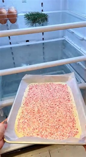 17K views · 122 reactions | Sweet, minty, and perfectly crunchy—this White Chocolate Peppermint Bark is the easiest holiday treat to whip up. ❄️ A delicious bite of Christmas magic! | Quick'n Recipes | Facebook