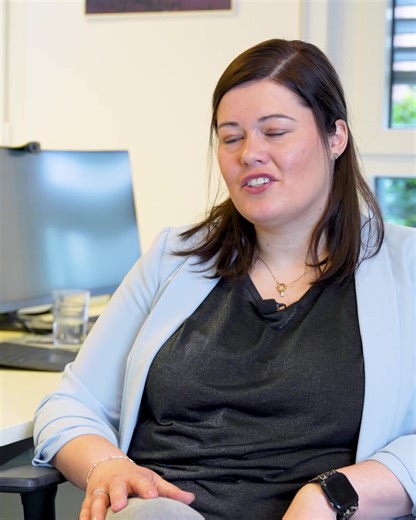 Mein Job bei Pfeifer & Langen – dieses Mal mit Anne Wermers 👋 In unserer Testimonial-Serie geben Kolleginnen und Kollegen persönliche Einblicke in ihren Arbeitsalltag bei Pfeifer & Langen. Eine von ihnen ist Anne Wermers. Als HR Business Partnerin am Standort Appeldorn ist sie erste Ansprechpartnerin rund um Abrechnung und Verträge. Vor allem aber hat sie immer ein offenes Ohr für die Anliegen der Mitarbeitenden. Was sie an Pfeifer & Langen besonders schätzt? Die gute Vereinbarkeit von Familie 