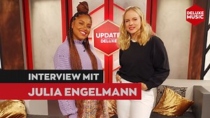 Julia Engelmann war zu Gast im UPDATE DELUXE Studio und hat sich noch Zeit für ein ausführliches Interview mit Rola genommen. Sie sprechen über das Multi-Talent Julia Engelmann und Tiktok, über die Erwartung ans Älterwerden, eine Nachricht ans jüngere Ich, was sie ändern würde, wenn sie 10 Jahre in die Vergangenheit reisen könnte - mit einem Diskurs zur minimalistischen Ordnung. Es geht um ihr neustes Buch "Die Welt mit deinen Augen", bei welcher Kunstform sie sich am meisten zuhause fühlt, um i